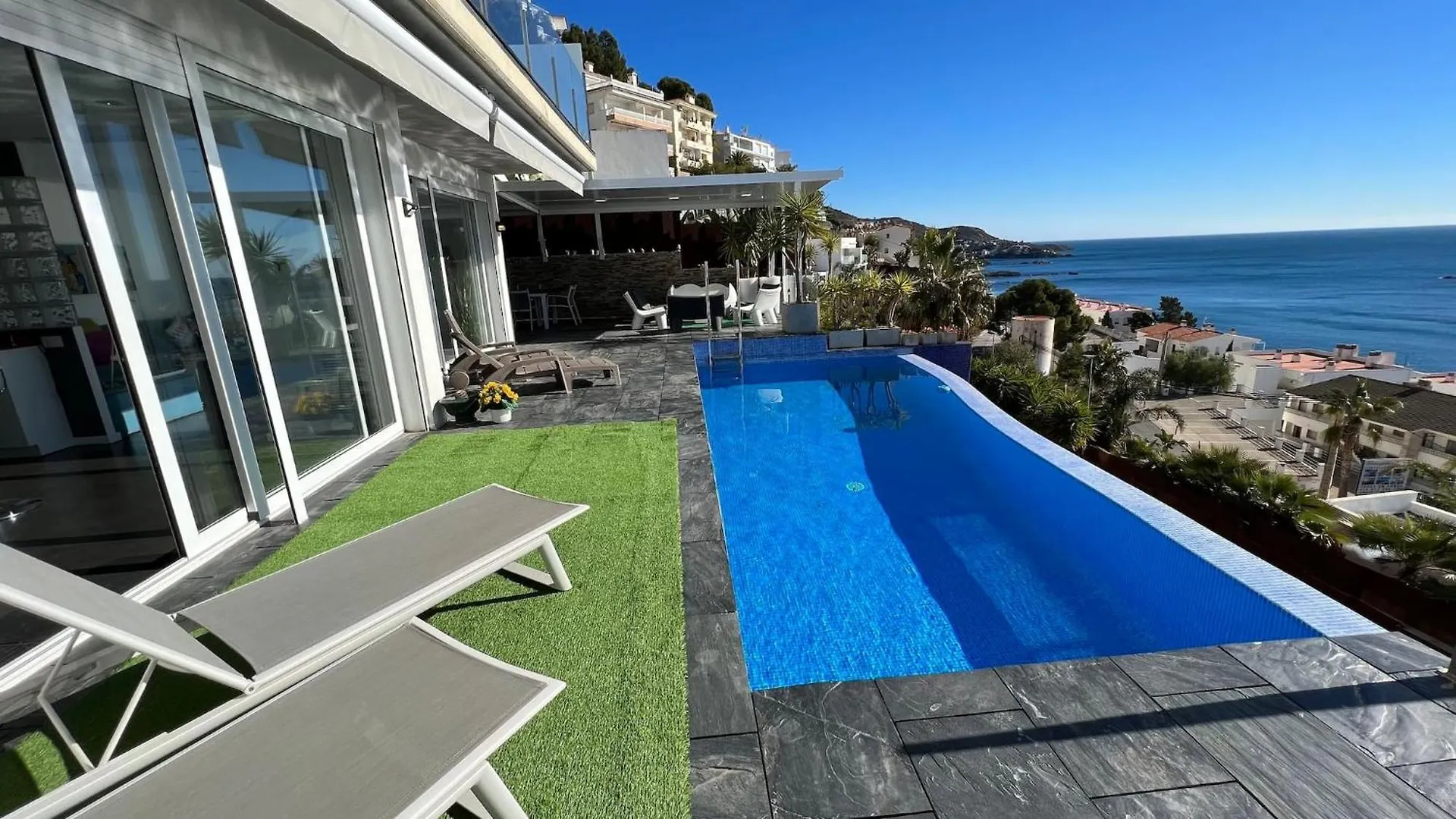 로지즈 Preciosa Casa Con Piscina Desbordante Y Vistas Al Mar 빌라 0*,