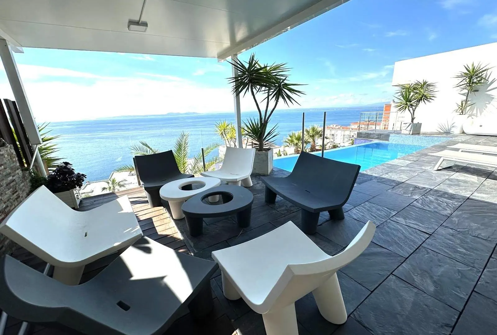 로지즈 Preciosa Casa Con Piscina Desbordante Y Vistas Al Mar 빌라 펜션
