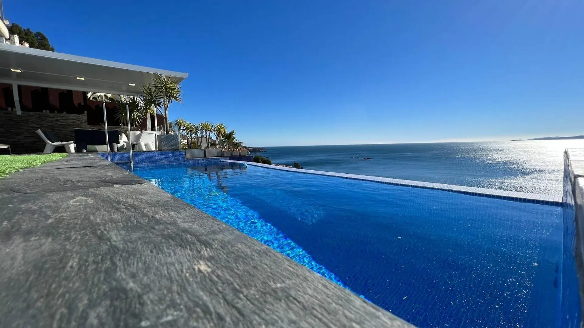 Holiday home Preciosa Casa Con Piscina Desbordante Y Vistas Al Mar Villa Roses