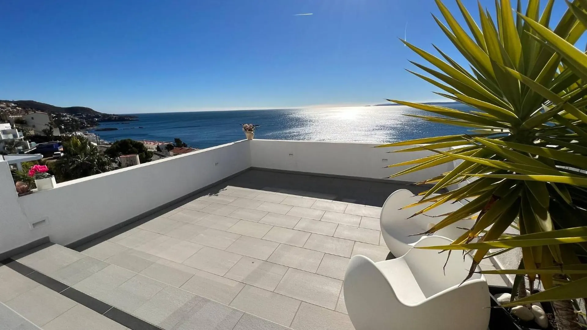 Holiday home Preciosa Casa Con Piscina Desbordante Y Vistas Al Mar Villa Roses
