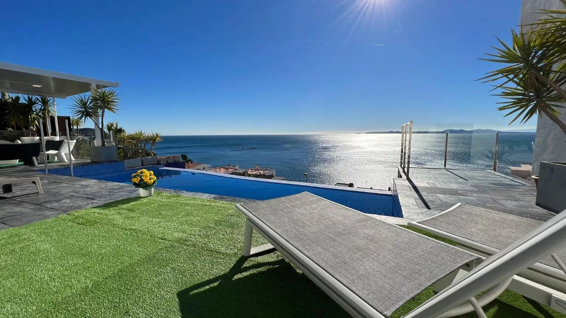 Preciosa Casa Con Piscina Desbordante Y Vistas Al Mar Villa Roses