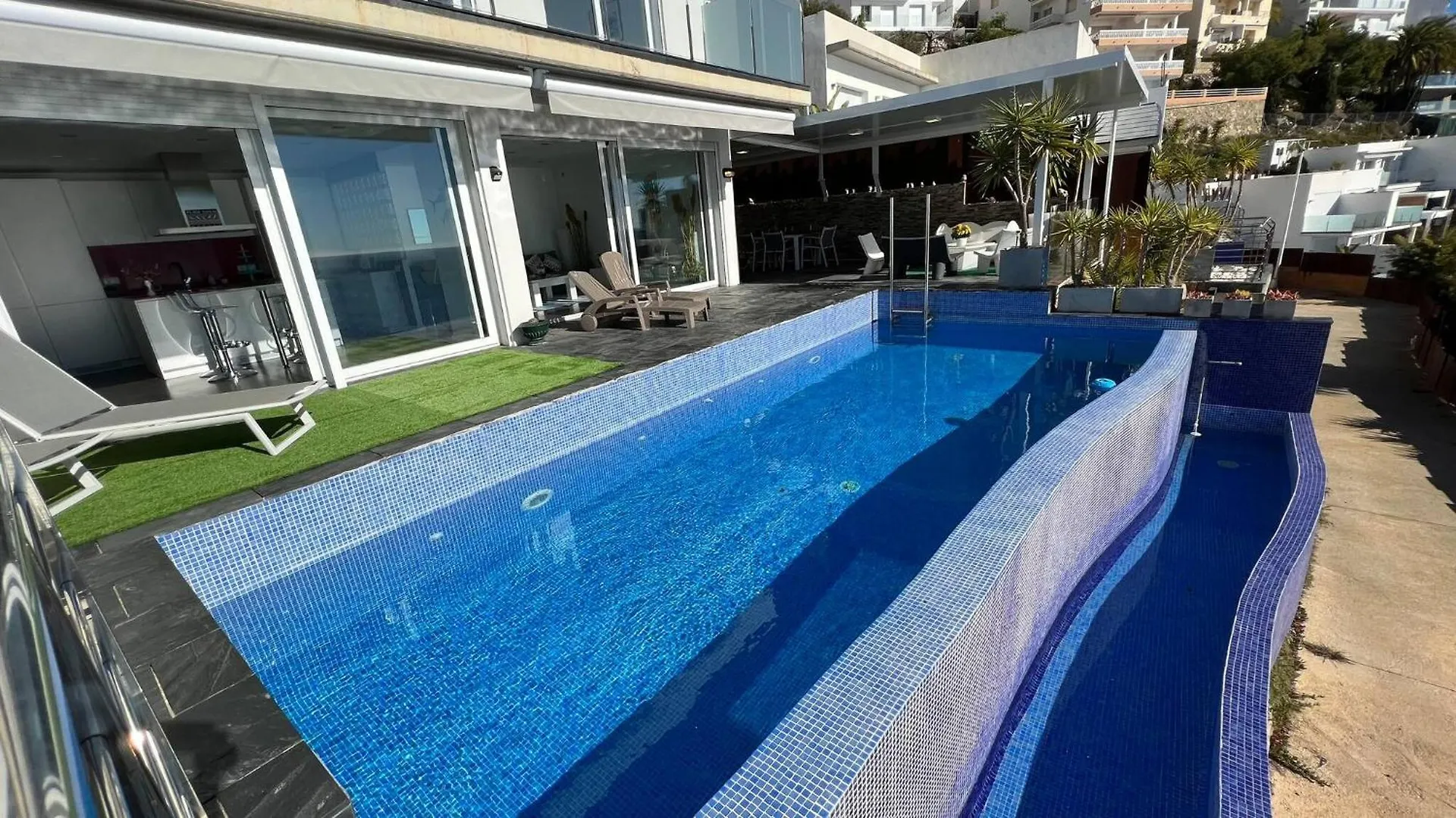 Holiday home Preciosa Casa Con Piscina Desbordante Y Vistas Al Mar Villa Roses