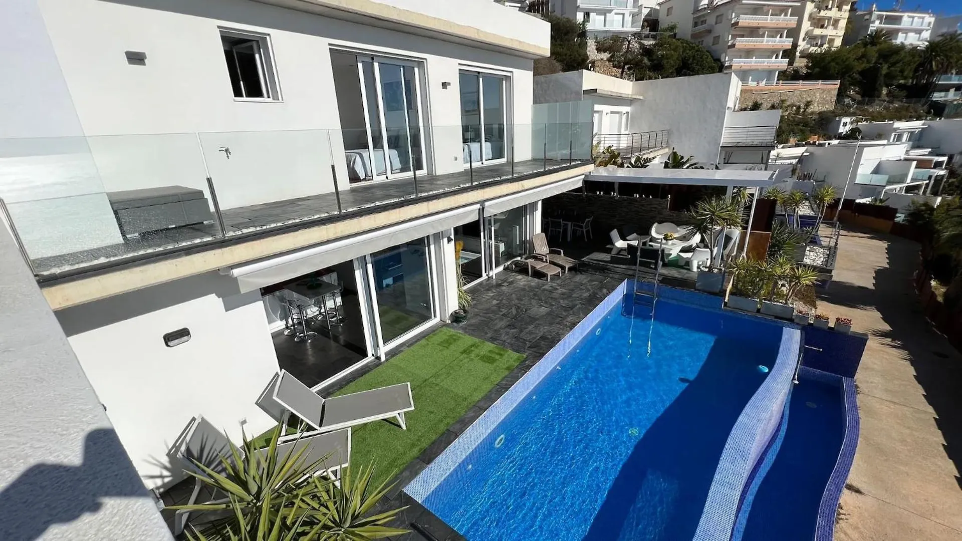 Preciosa Casa Con Piscina Desbordante Y Vistas Al Mar Villa Roses Spain