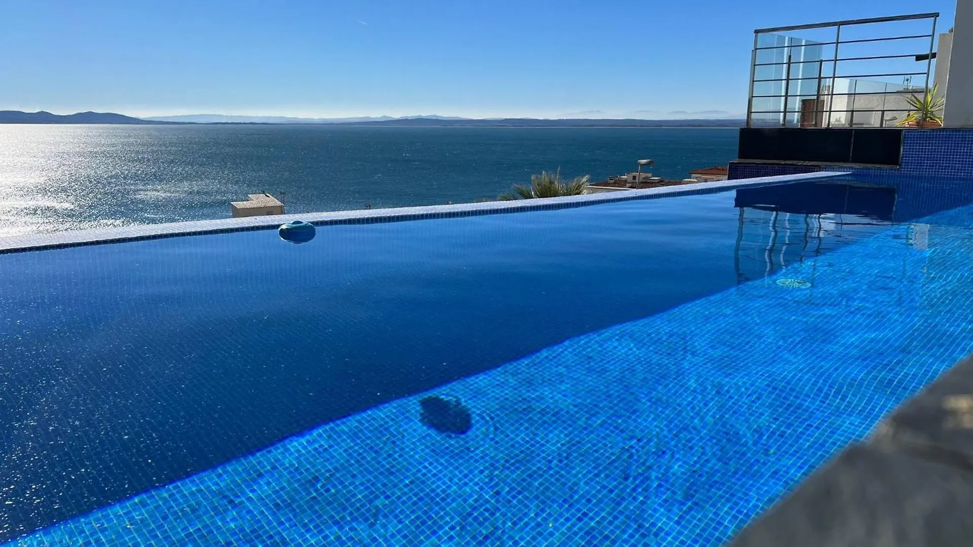 Preciosa Casa Con Piscina Desbordante Y Vistas Al Mar Villa Roses Holiday home