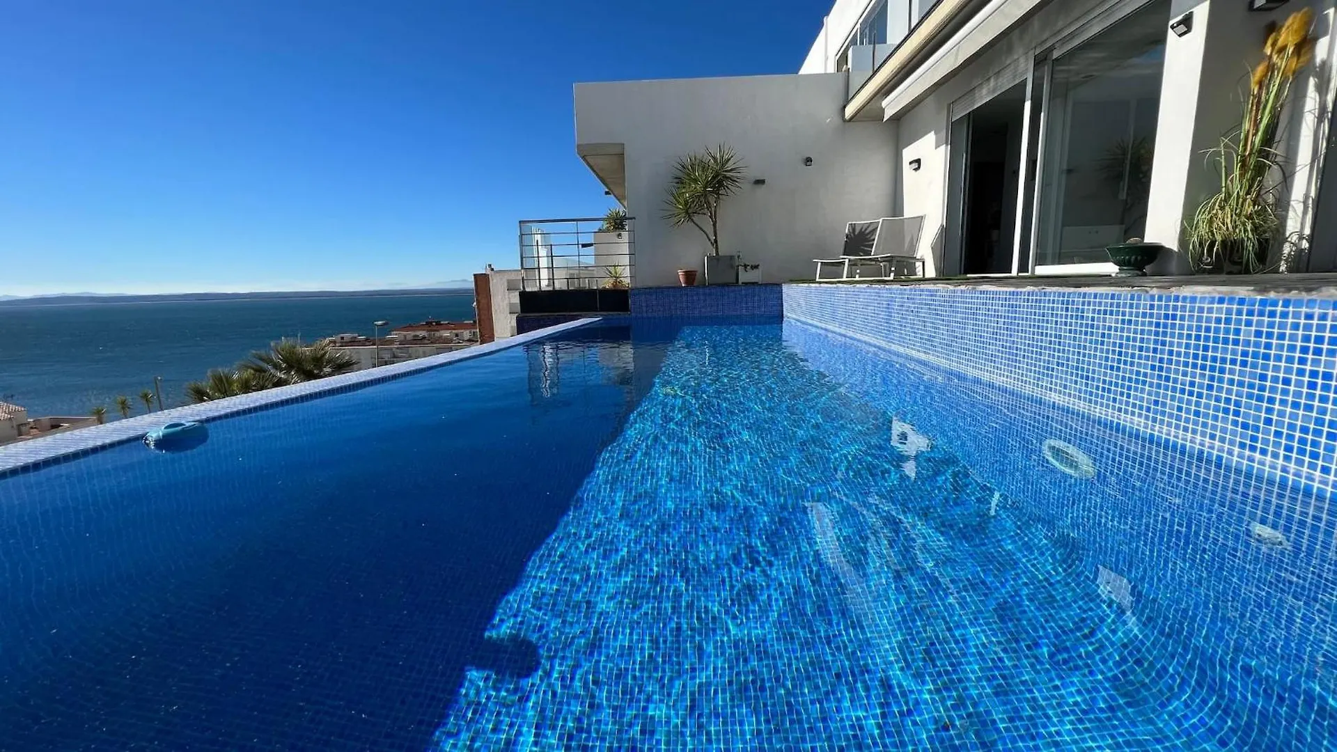 Holiday home Preciosa Casa Con Piscina Desbordante Y Vistas Al Mar Villa Roses Spain