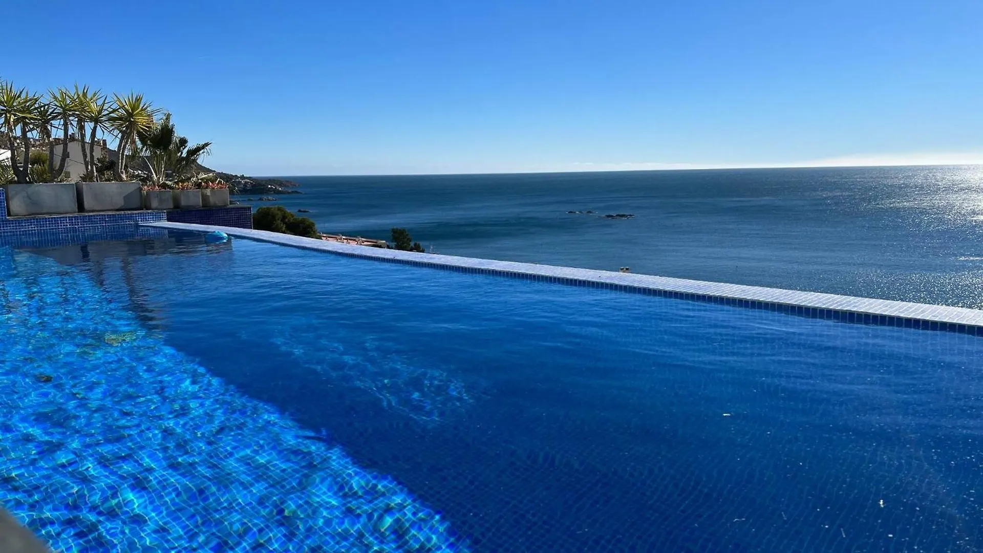 Preciosa Casa Con Piscina Desbordante Y Vistas Al Mar Villa Roses