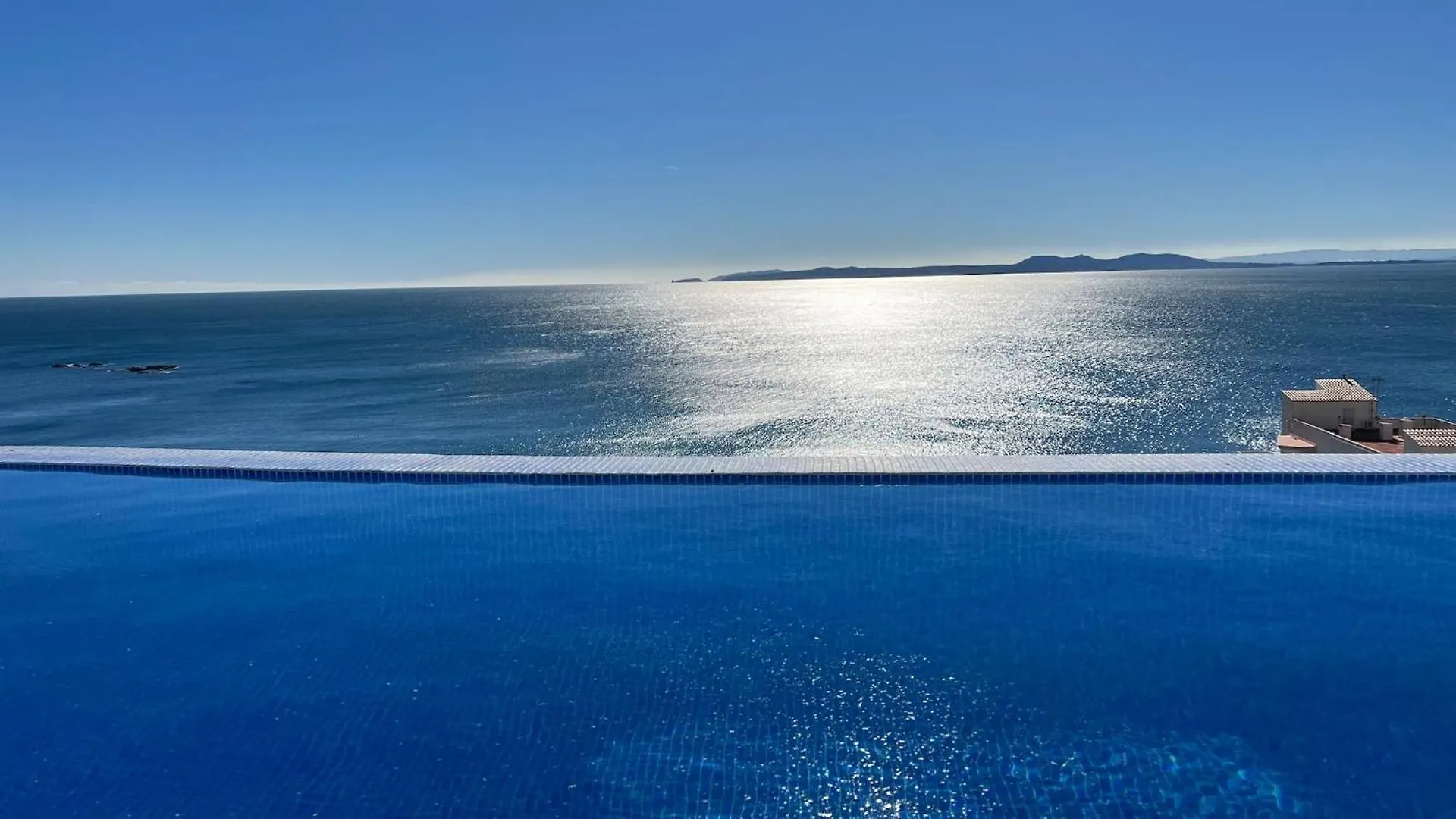 Holiday home Preciosa Casa Con Piscina Desbordante Y Vistas Al Mar Villa Roses