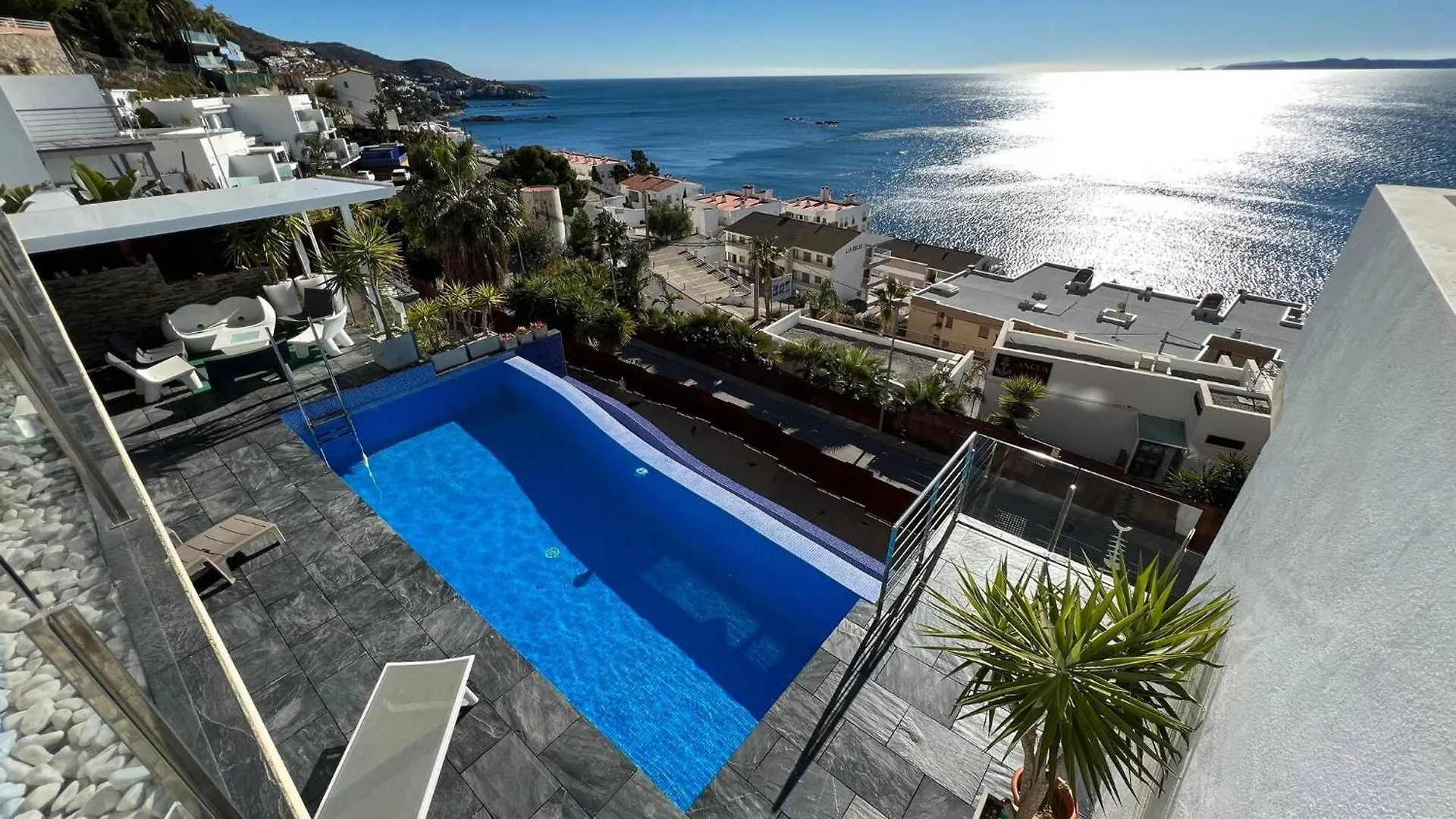 Preciosa Casa Con Piscina Desbordante Y Vistas Al Mar Villa Roses