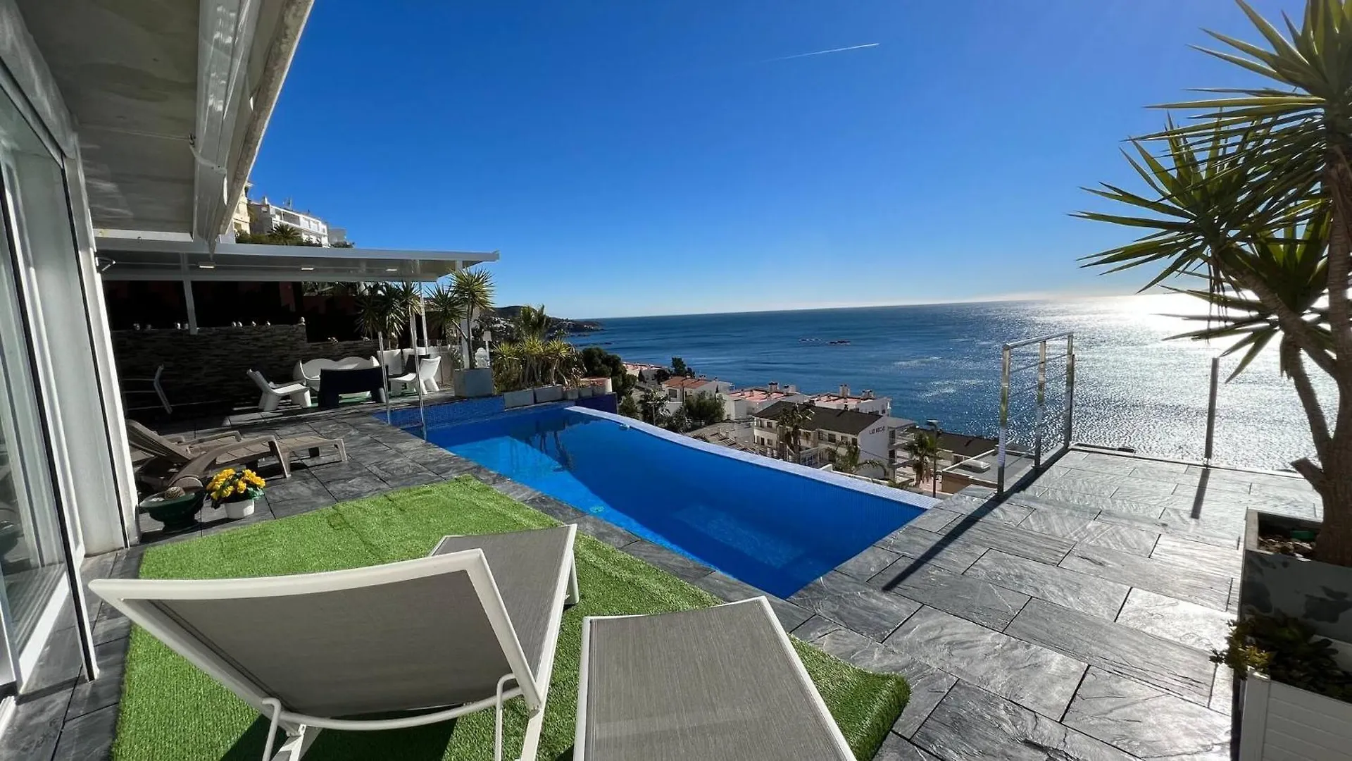 Holiday home Preciosa Casa Con Piscina Desbordante Y Vistas Al Mar Villa Roses