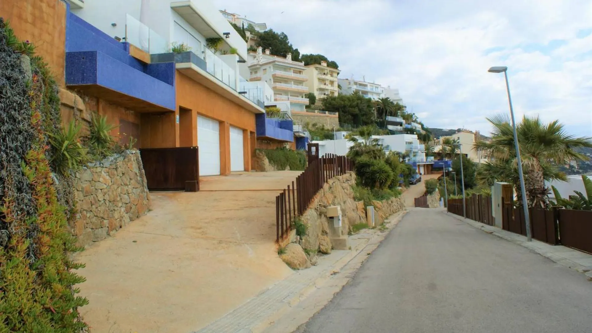 Preciosa Casa Con Piscina Desbordante Y Vistas Al Mar Villa Roses Spain
