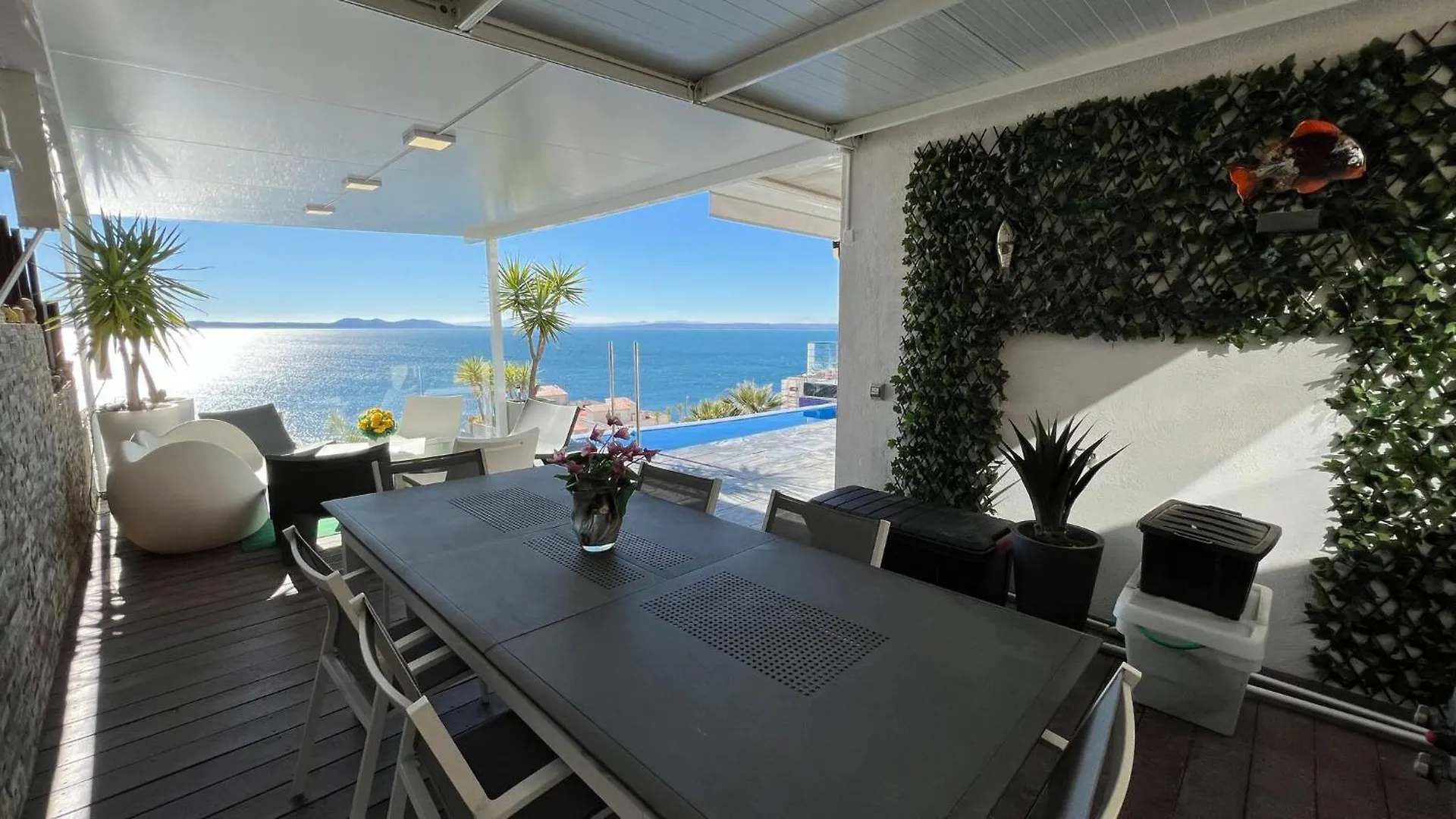 Preciosa Casa Con Piscina Desbordante Y Vistas Al Mar Villa Roses